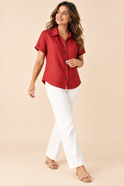 Chemise rouge à manches courtes et col classique | Vue en mouvement | Lounelle Paris
