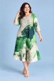 Robe midi plissée verte à imprimé abstrait | Porté sur une silhouette plus ronde | Lounelle Paris