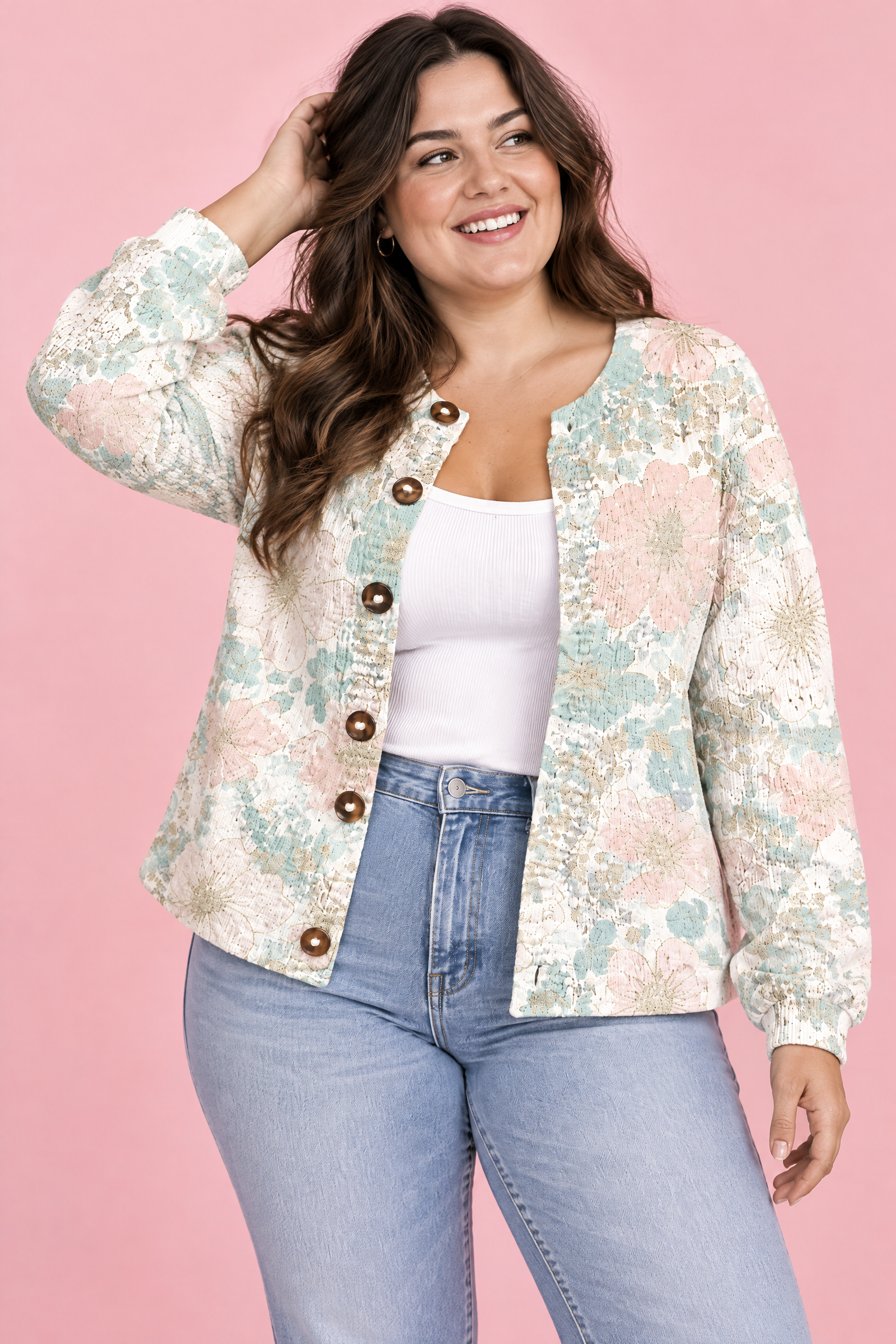 Cardigan blanc cassé boutonné à col rond | Porté sur une silhouette plus ronde | Lounelle Paris