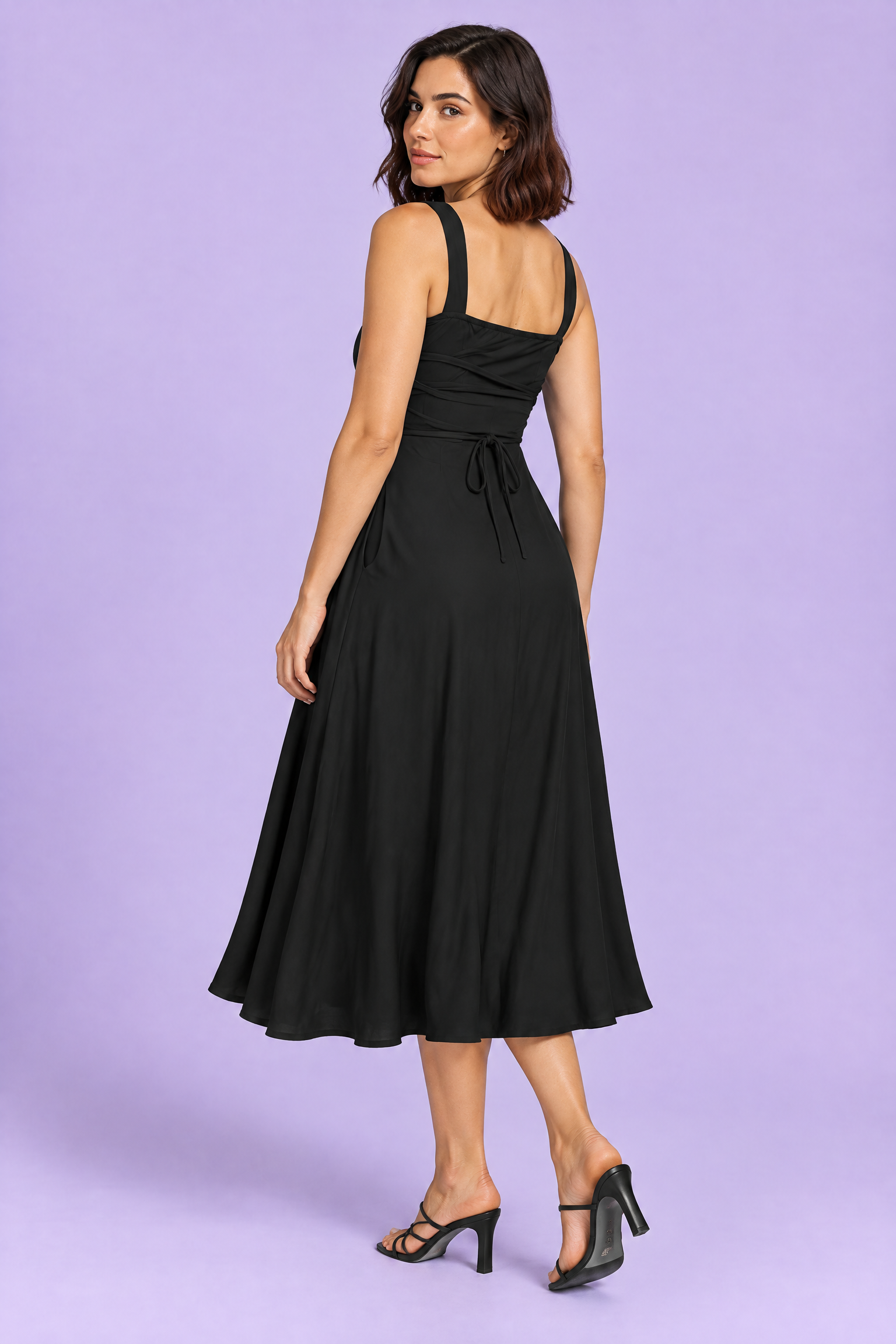 Robe midi noire à fines bretelles et jupe ample | Vue de dos | Lounelle Paris