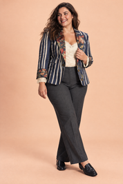 Blazer ajusté bleu à fleurs et rayures | Porté sur une silhouette plus ronde | Lounelle Paris