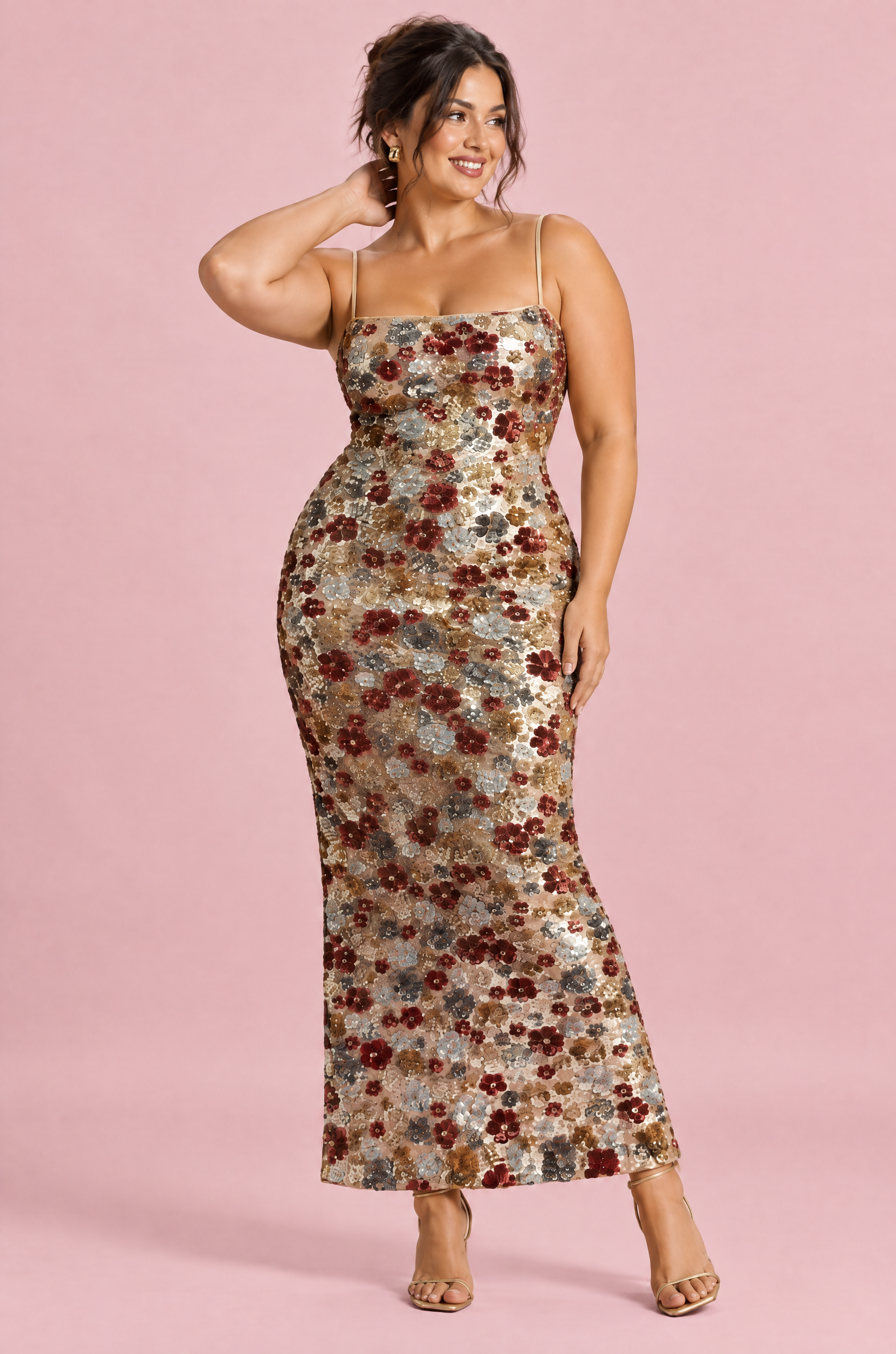 Robe courte dorée ornée de sequins à motifs floraux, à col rond | Porté sur une silhouette plus ronde | Lounelle Paris