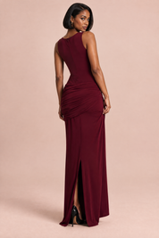 Robe longue rouge foncé à col montant, drapée, avec manches torsadées | Vue de dos | Lounelle Paris