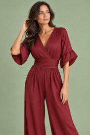 Combinaison pantalon bordeaux à col V et jambes larges | Vue rapprochée | Lounelle Paris