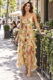 Robe longue jaune asymétrique à manches cape et imprimé lys | Photo lifestyle | Lounelle Paris