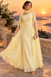 Robe longue jaune clair à encolure carrée et manches cape | Deuxième photo lifestyle | Lounelle Paris