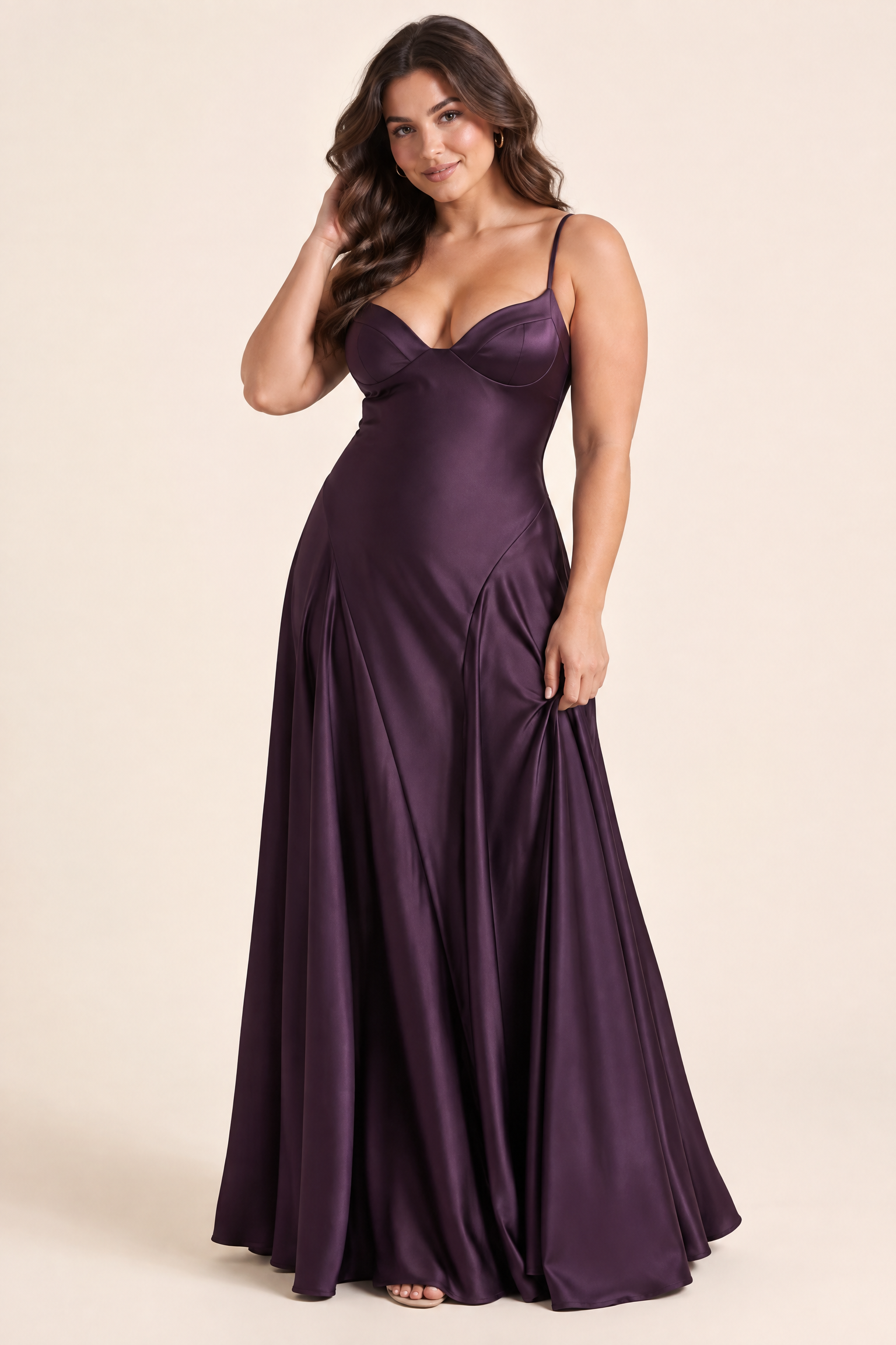 Robe longue satinée violet foncé à col V | Porté sur une autre silhouette | Lounelle Paris