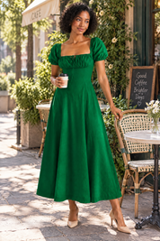Robe midi vert foncé à coupe trapèze et encolure carrée | Photo lifestyle | Lounelle Paris