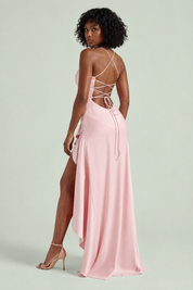 Robe longue rose satinée asymétrique à une épaule et dos ouvert | Vue de dos | Lounelle Paris
