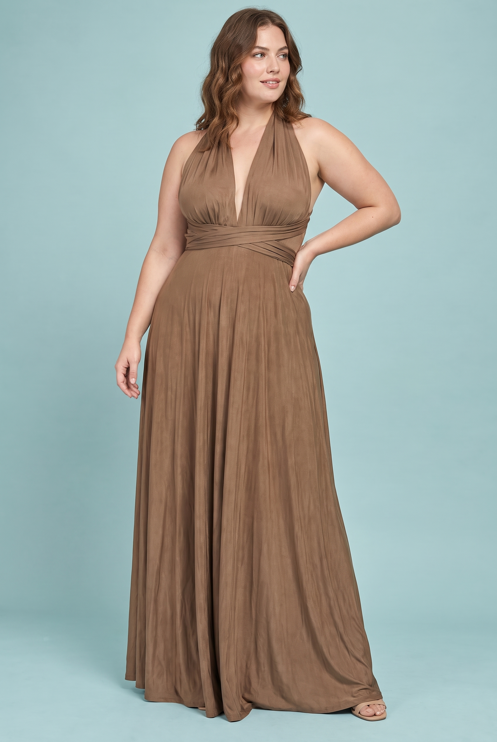 Robe longue portefeuille marron à col américain avec détail doré | Porté sur une silhouette plus ronde | Lounelle Paris