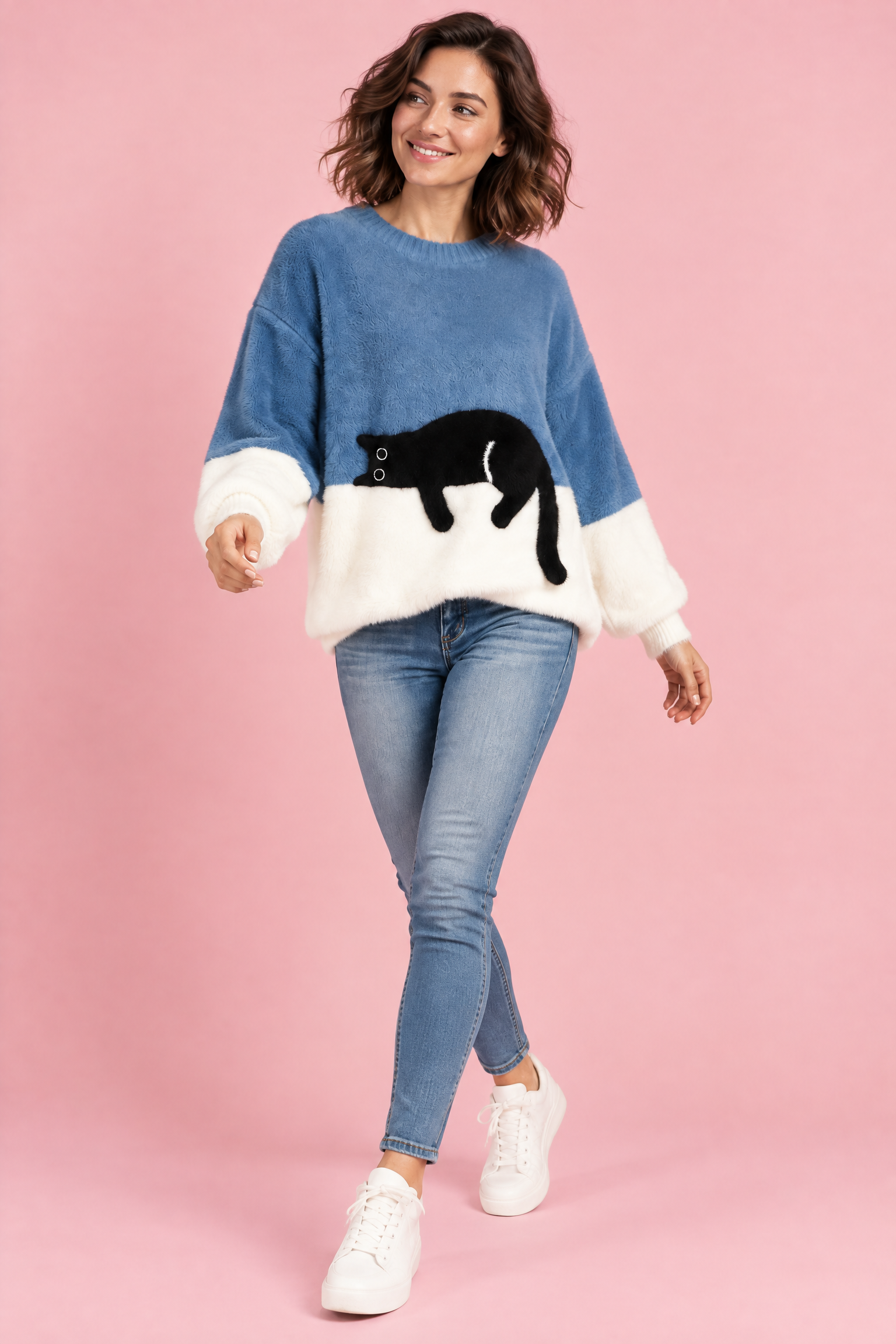 Pull oversize bleu à motif chat | Vue en mouvement | Lounelle Paris