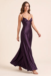 Robe longue satinée violet foncé à col V | Vue en mouvement | Lounelle Paris