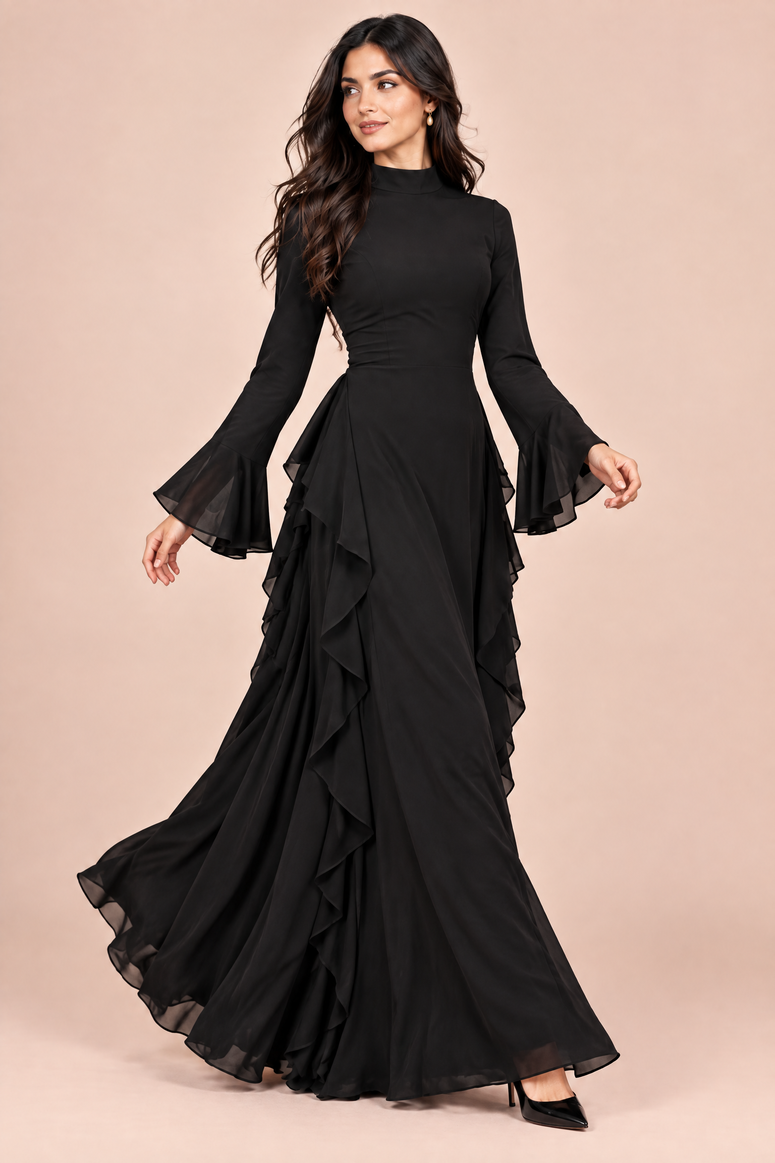 Robe longue noire à volants et manches cloche | Vue en mouvement | Lounelle Paris