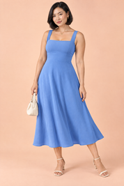 Robe midi bleue à fines bretelles et jupe évasée | Porté sur une autre silhouette | Lounelle Paris