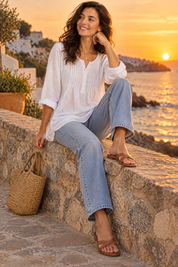 Blouse blanche en coton à col rond et patte de boutonnage plissée | Deuxième photo lifestyle | Lounelle Paris