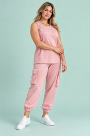 Ensemble deux pièces fluide avec débardeur et pantalon – rose | Porté sur une autre silhouette | Lounelle Paris