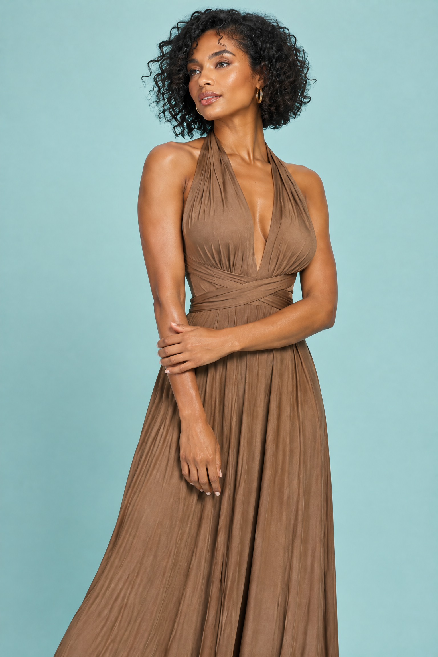 Robe longue portefeuille marron à col américain avec détail doré | Vue rapprochée | Lounelle Paris