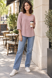 T-shirt rose poudré à manches trois-quarts, coupe décontractée | Photo lifestyle | Lounelle Paris
