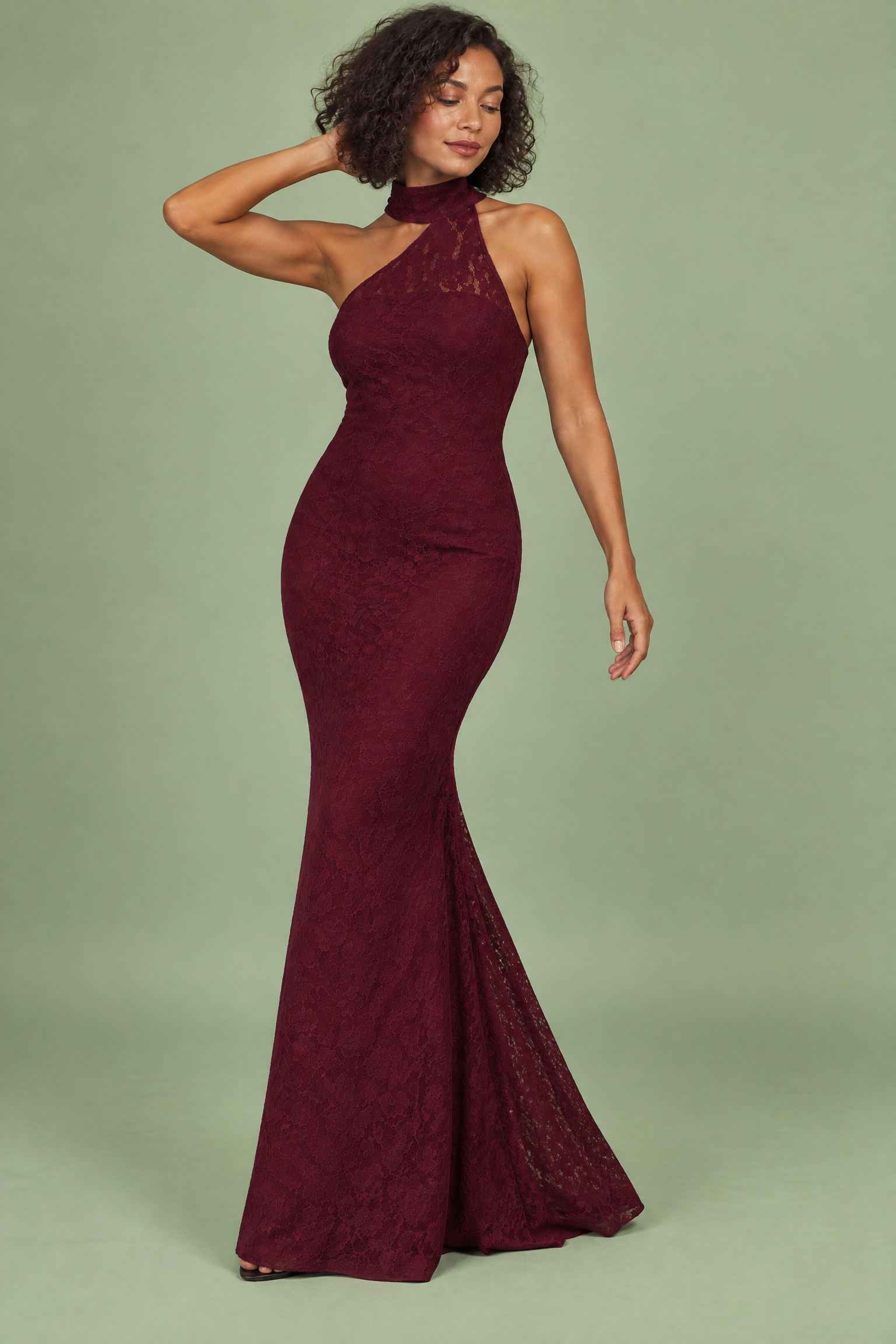 Robe longue en dentelle rouge foncé à encolure asymétrique et détail de col | Vue en mouvement | Lounelle Paris