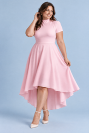 Robe midi asymétrique à col montant rose | Porté sur une silhouette plus ronde | Lounelle Paris