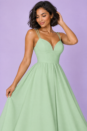Robe midi verte à fines bretelles et jupe ample | Vue rapprochée | Lounelle Paris