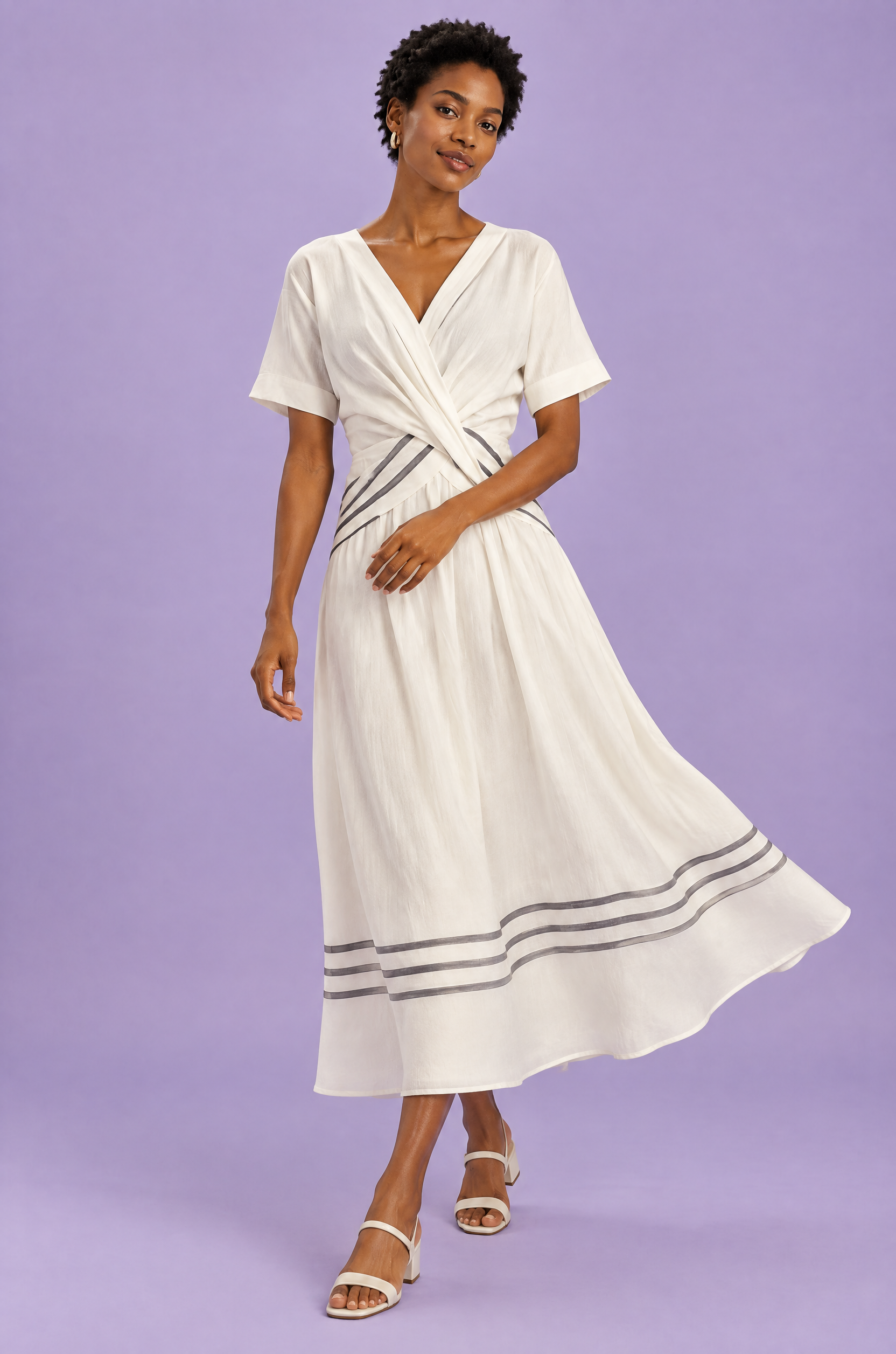 Robe portefeuille écrue à col V | Vue en mouvement | Lounelle Paris