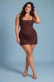 Robe courte marron à fronces et décolleté carré | Porté sur une silhouette plus ronde | Lounelle Paris