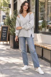 Top gris à épaules dénudées et col V | Photo lifestyle | Lounelle Paris