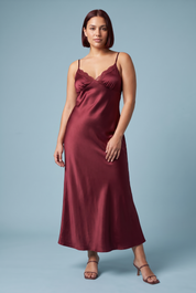 Robe nuisette longue bordeaux à dentelle | Porté sur une silhouette plus ronde | Lounelle Paris