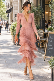 Robe rose poudré à franges et col V | Photo lifestyle | Lounelle Paris