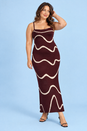 Robe longue rayée dos nu bordeaux | Porté sur une silhouette plus ronde | Lounelle Paris