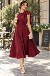 Robe midi bordeaux à encolure asymétrique et manche à nœud | Photo lifestyle | Lounelle Paris
