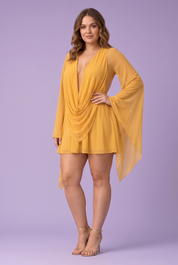 Robe courte en résille moutarde à col bénitier | Porté sur une silhouette plus ronde | Lounelle Paris