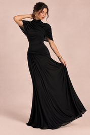 Robe longue noire à col montant et manches courtes façon cape | Vue en mouvement | Lounelle Paris
