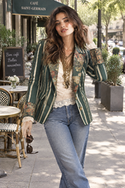 Blazer ajusté vert à fleurs et rayures | Photo lifestyle | Lounelle Paris
