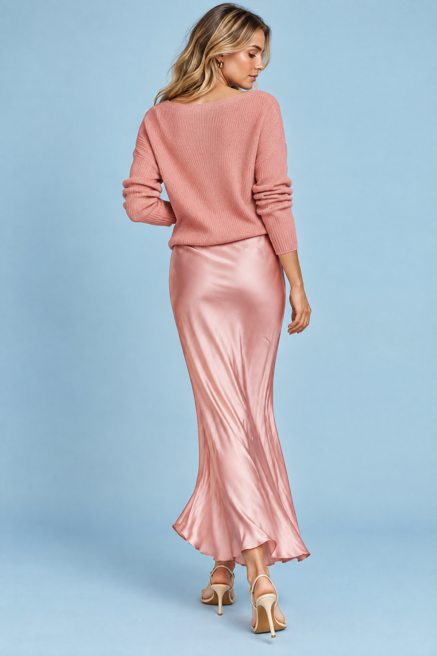 Robe longue rose satinée à encolure asymétrique avec détails en plumes | Vue de dos | Lounelle Paris