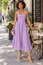 Robe midi patineuse violet clair à encolure américaine | Photo lifestyle | Lounelle Paris
