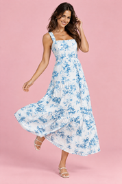 Robe midi blanche à imprimé porcelaine bleu et encolure carrée | Vue en mouvement | Lounelle Paris