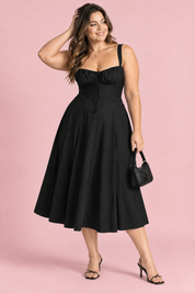 Robe midi noire à coupe trapèze et encolure carrée | Porté sur une silhouette plus ronde | Lounelle Paris