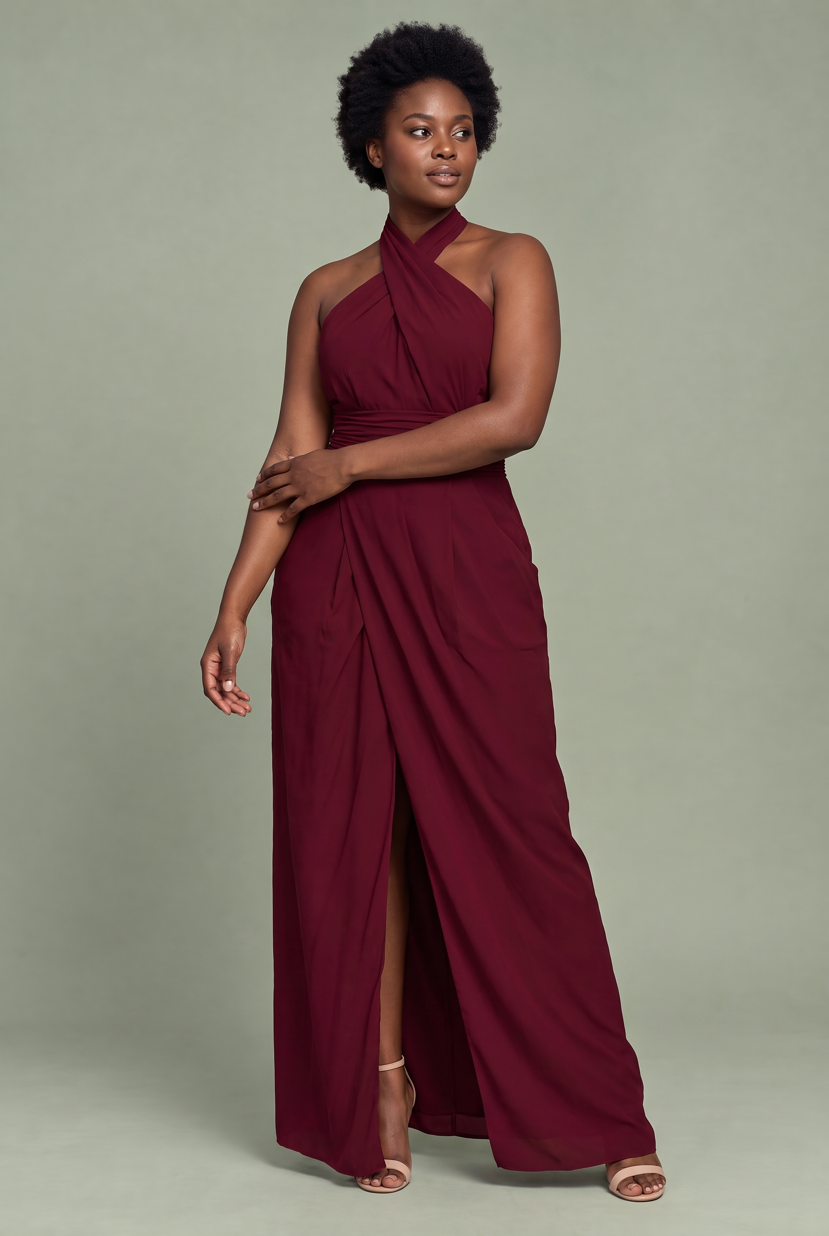 Robe longue bordeaux fendue à col américain | Porté sur une silhouette plus ronde | Lounelle Paris