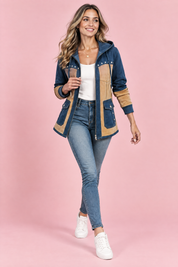Veste à capuche bleue à empiècements | Vue en mouvement | Lounelle Paris
