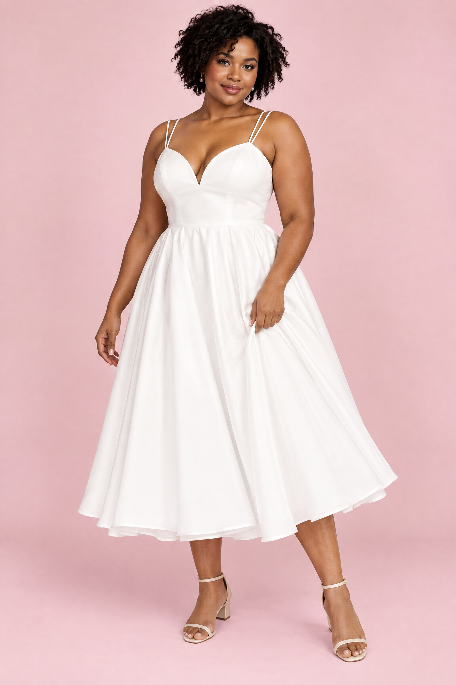 Robe midi blanche à fines bretelles et jupe ample | Porté sur une silhouette plus ronde | Lounelle Paris