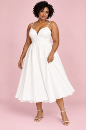 Robe midi blanche à fines bretelles et jupe ample | Porté sur une silhouette plus ronde | Lounelle Paris