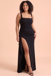 Robe longue noire à encolure carrée, dos plongeant et fente latérale sur la cuisse | Porté sur une silhouette plus ronde | Lounelle Paris