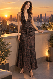 Robe longue marron froncée à col dos nu | Deuxième photo lifestyle | Lounelle Paris