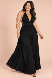 Robe longue portefeuille noire à col américain avec détail doré | Porté sur une silhouette plus ronde | Lounelle Paris