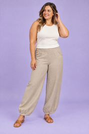 Pantalon beige court à jambes larges | Porté sur une silhouette plus ronde | Lounelle Paris