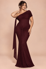 Robe longue moulante froncée asymétrique bordeaux | Porté sur une silhouette plus ronde | Lounelle Paris