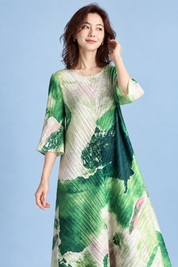 Robe midi plissée verte à imprimé abstrait | Vue rapprochée | Lounelle Paris
