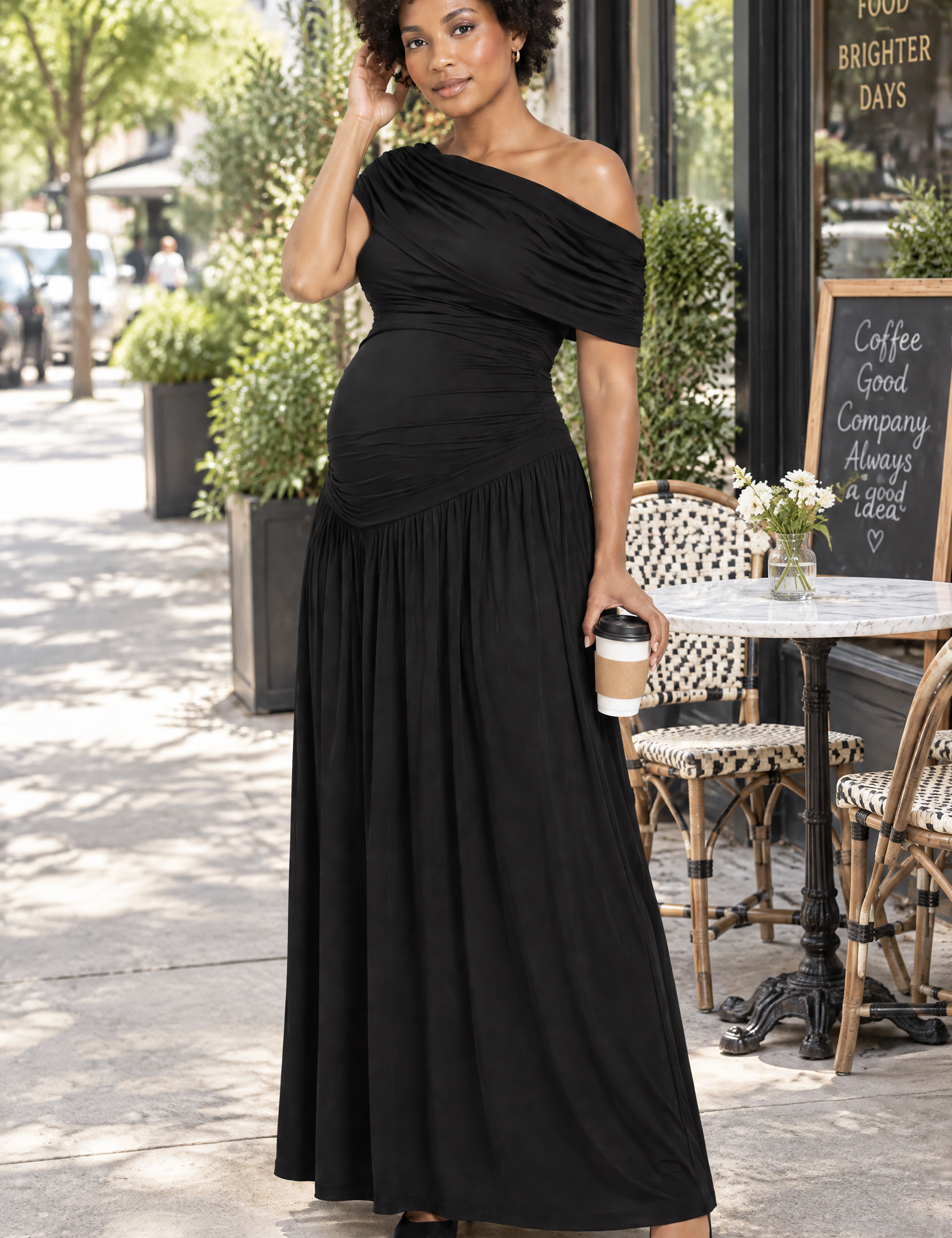 Robe longue de grossesse noire à encolure asymétrique et taille basse | Photo lifestyle | Lounelle Paris